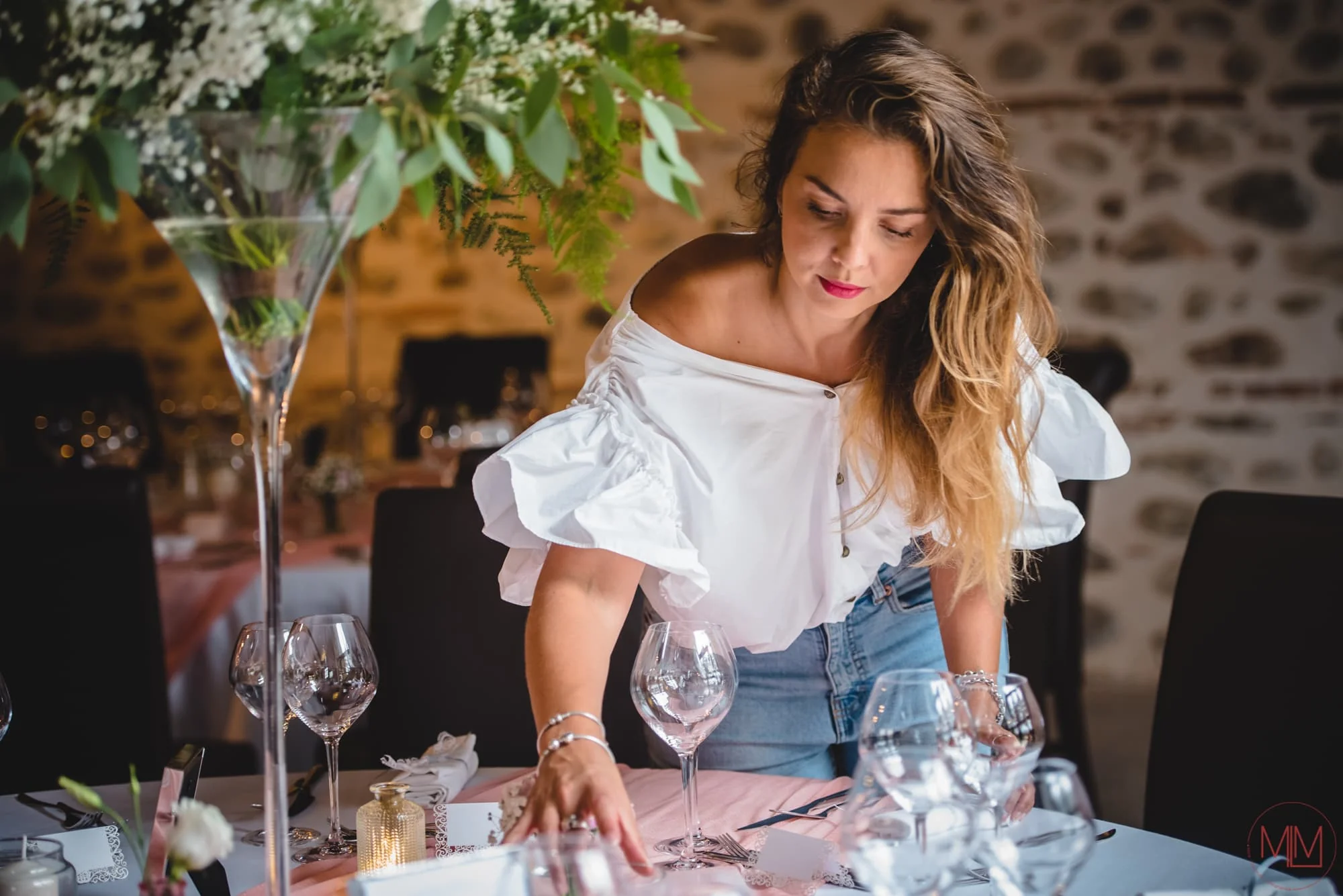 Élodie Vialo lors de la mise en place d'une réception