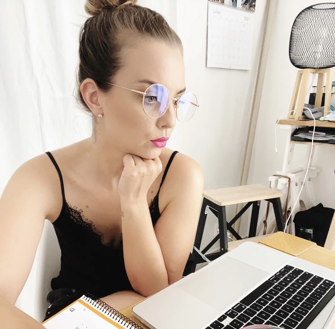 Élodie Vialo à son bureau