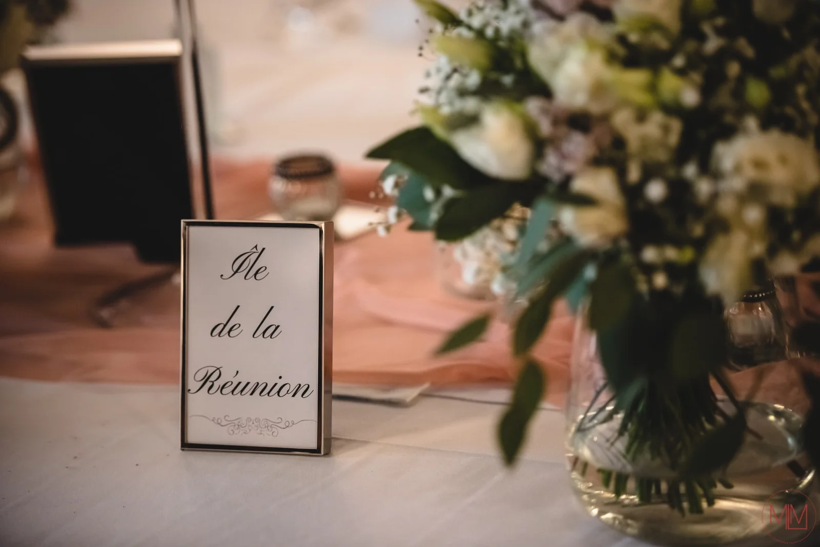Marque-table et bouquet sur une table de mariage