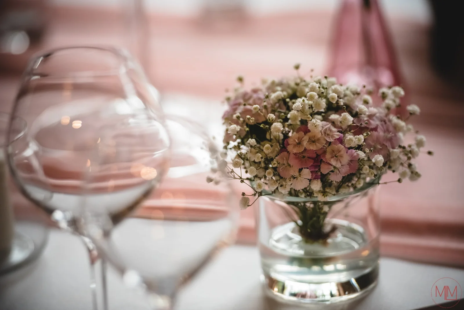 Bouquet de gypsophile et verres sur une table de réception