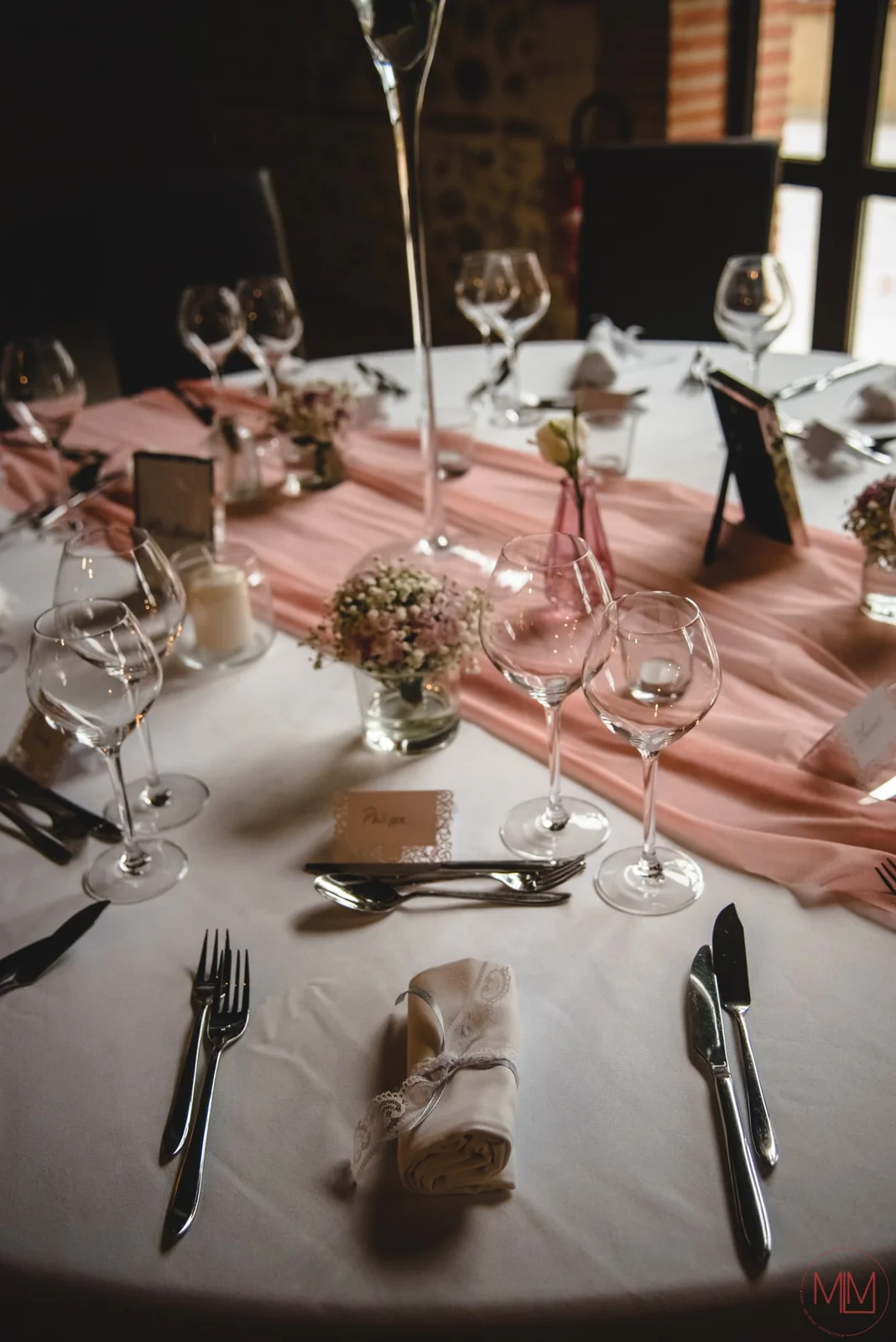 Table ronde dressée pour une réception de mariage