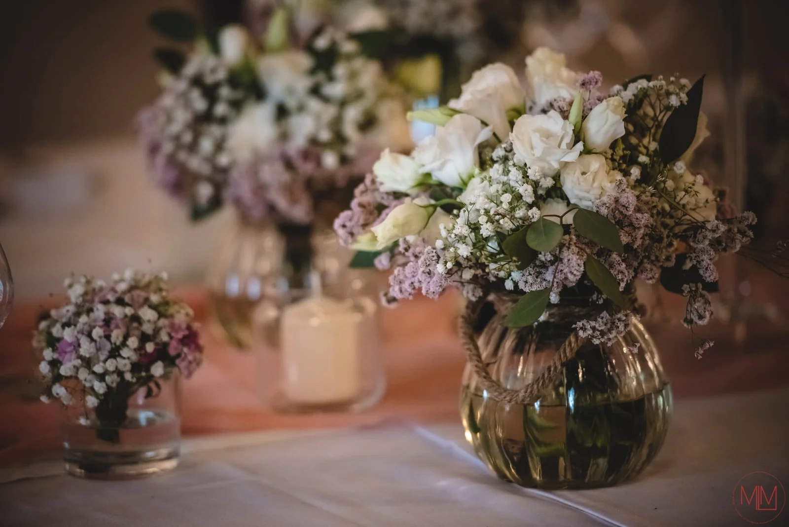 Bouquets sur une table de réception