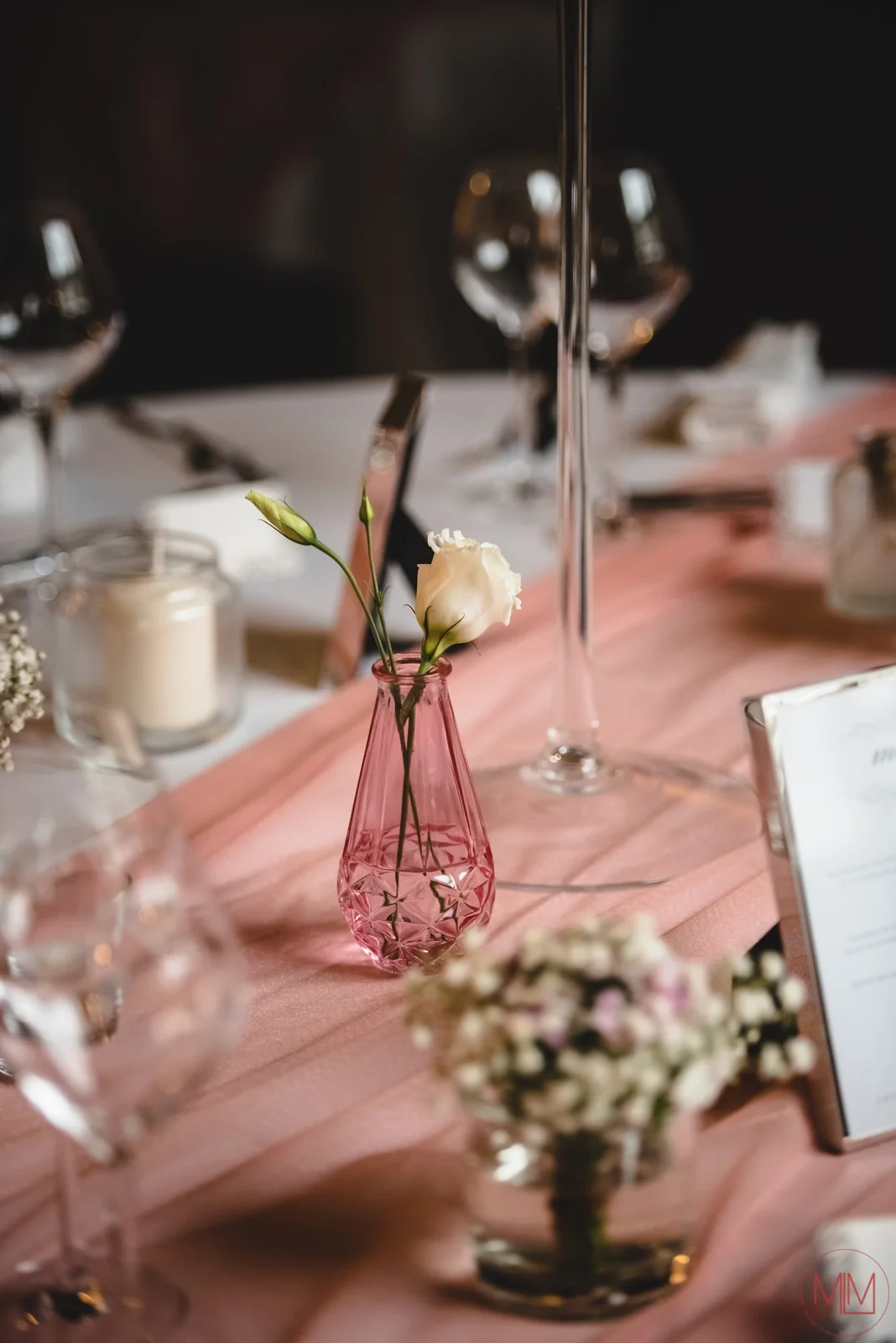 Table de mariage dressée en rose poudré
